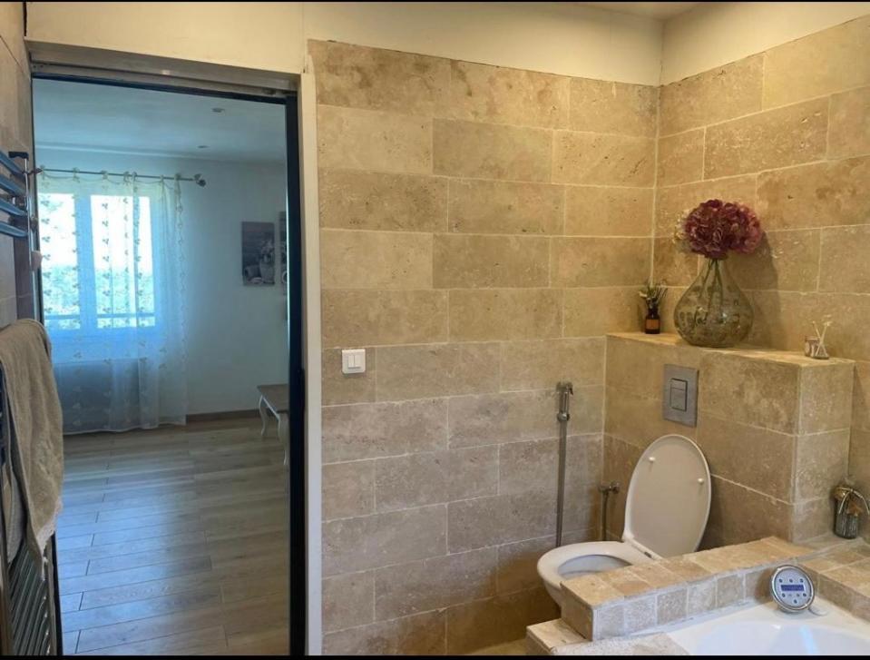Charmant deux-pièces dans villa avec piscine privée Seillans Esterno foto