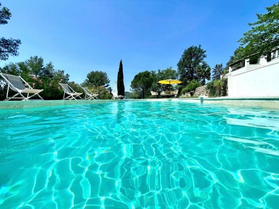 Charmant deux-pièces dans villa avec piscine privée Seillans Esterno foto