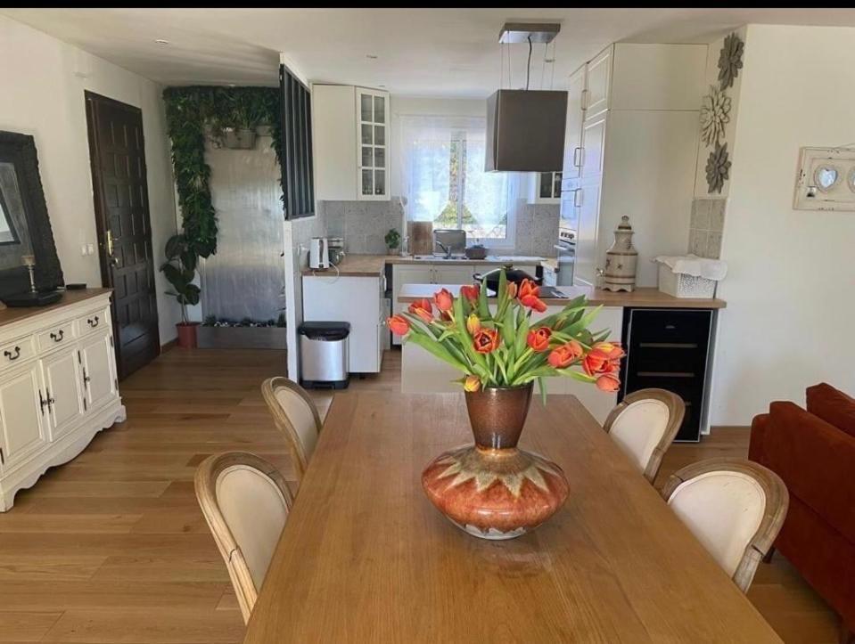 Charmant deux-pièces dans villa avec piscine privée Seillans Esterno foto